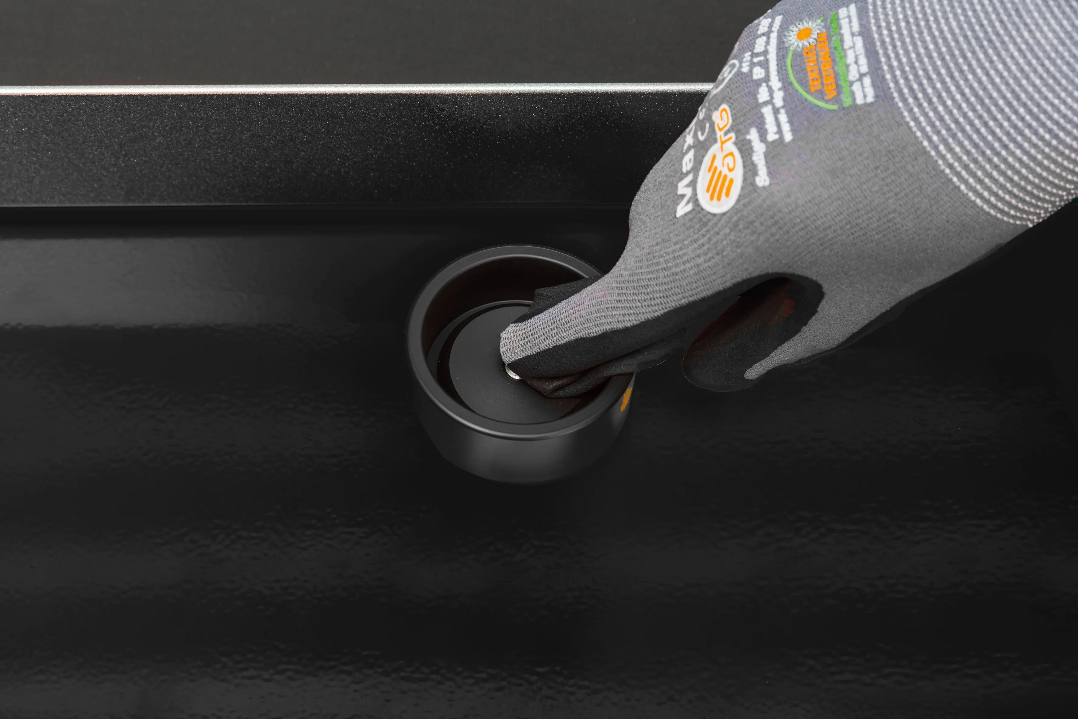 Safe extraction of light metal chips: Suitable for aluminum, magnesium, and titanium dust. Features an integrated degassing valve for added safety during operation.